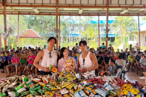 丫頭、森田、Vic到泰國做公益捐贈物資